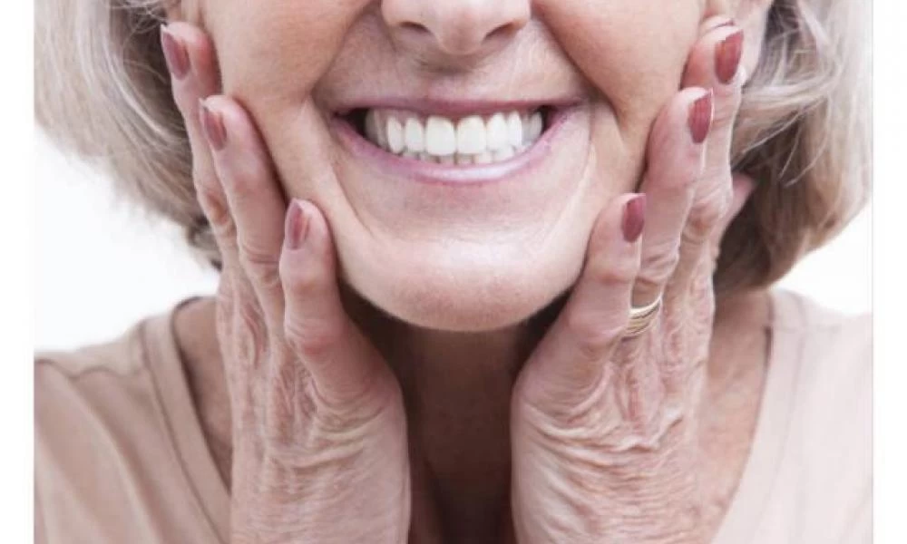 Κορονοϊός: Δείτε τι βρήκαν για όσους φοράνε τεχνητή οδοντοστοιχία